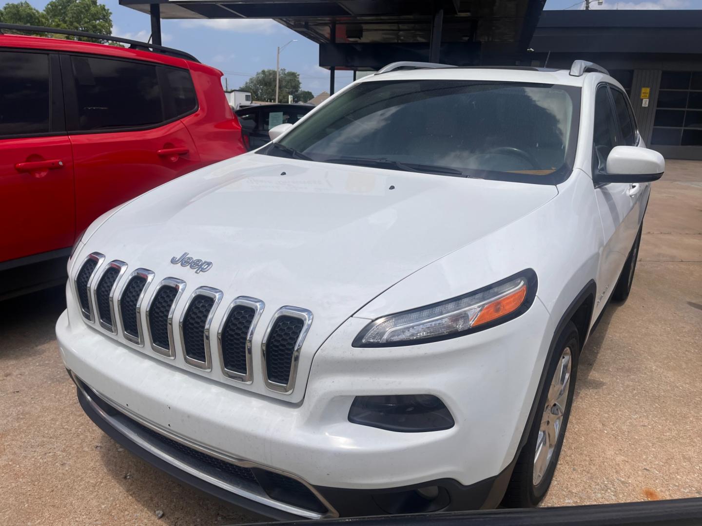 2015 WHITE JEEP CHEROKEE LIMITED Limited FWD (1C4PJLDB4FW) with an 2.4L L4 DOHC 16V engine, 9-Speed Automatic transmission, located at 8101 E. Skelly Dr., Tulsa, OK, 74129, (918) 592-3593, 36.121891, -95.888802 - Photo#0